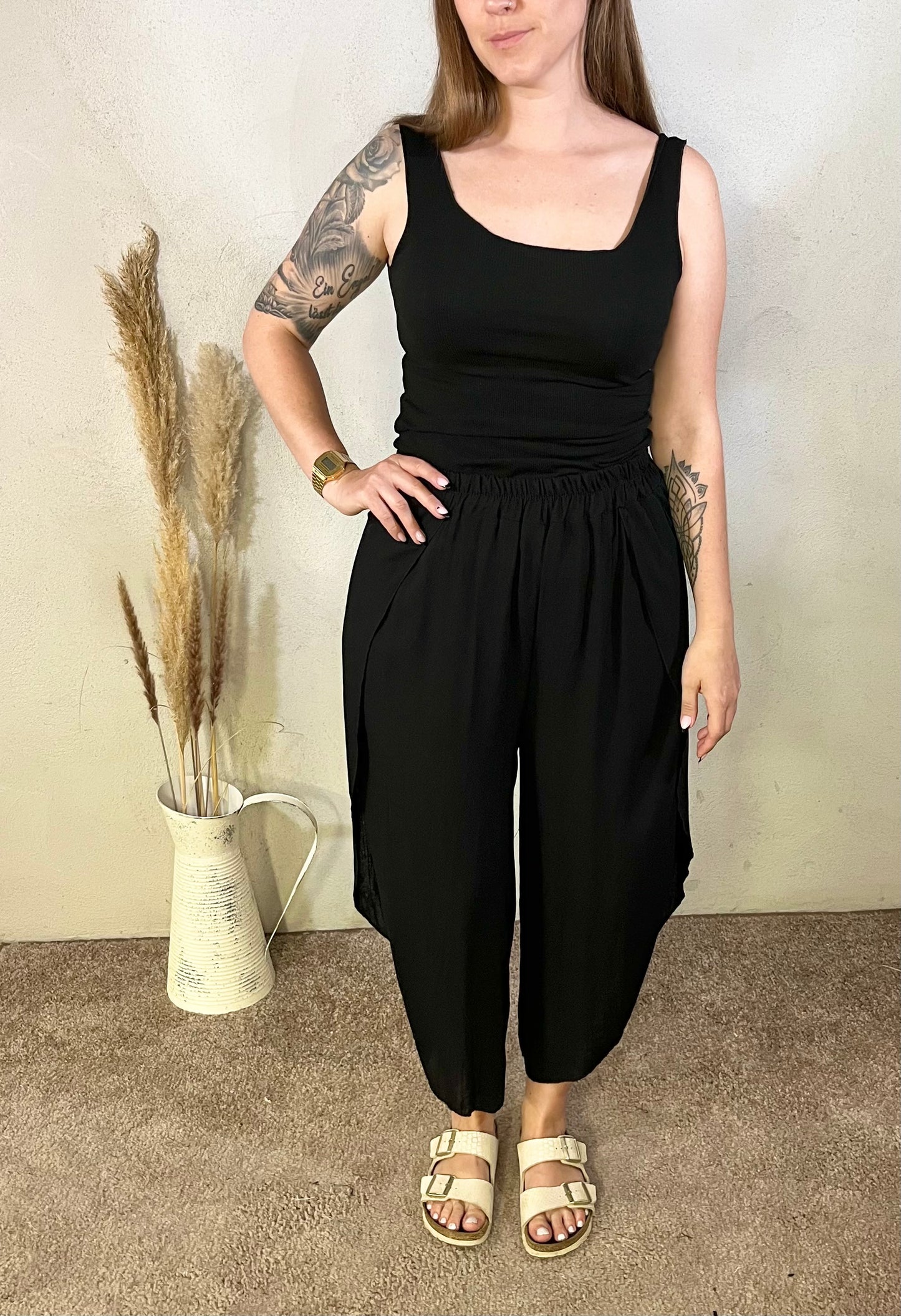 Lockere Hose in Schwarz mit Schlitz an der Seite