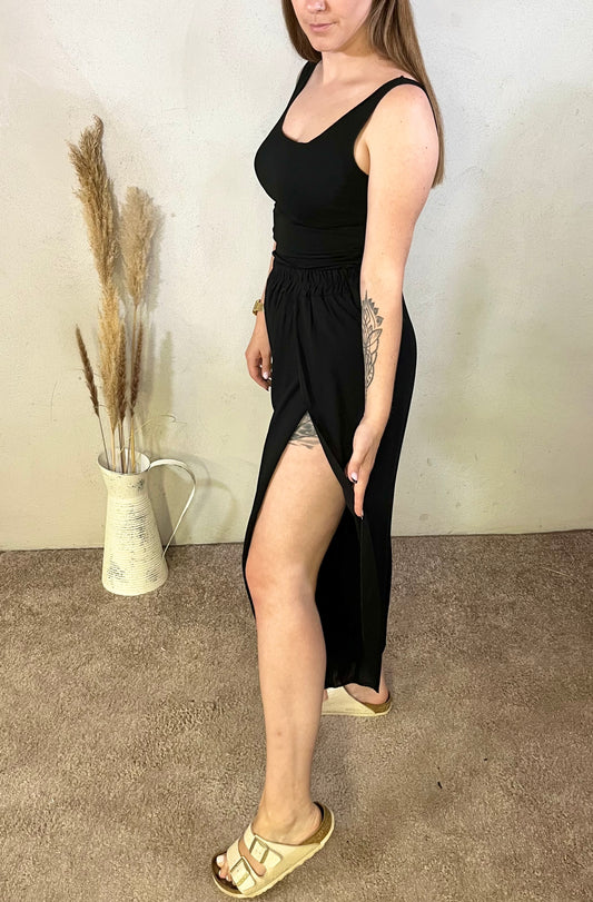 Lockere Hose in Schwarz mit Schlitz an der Seite