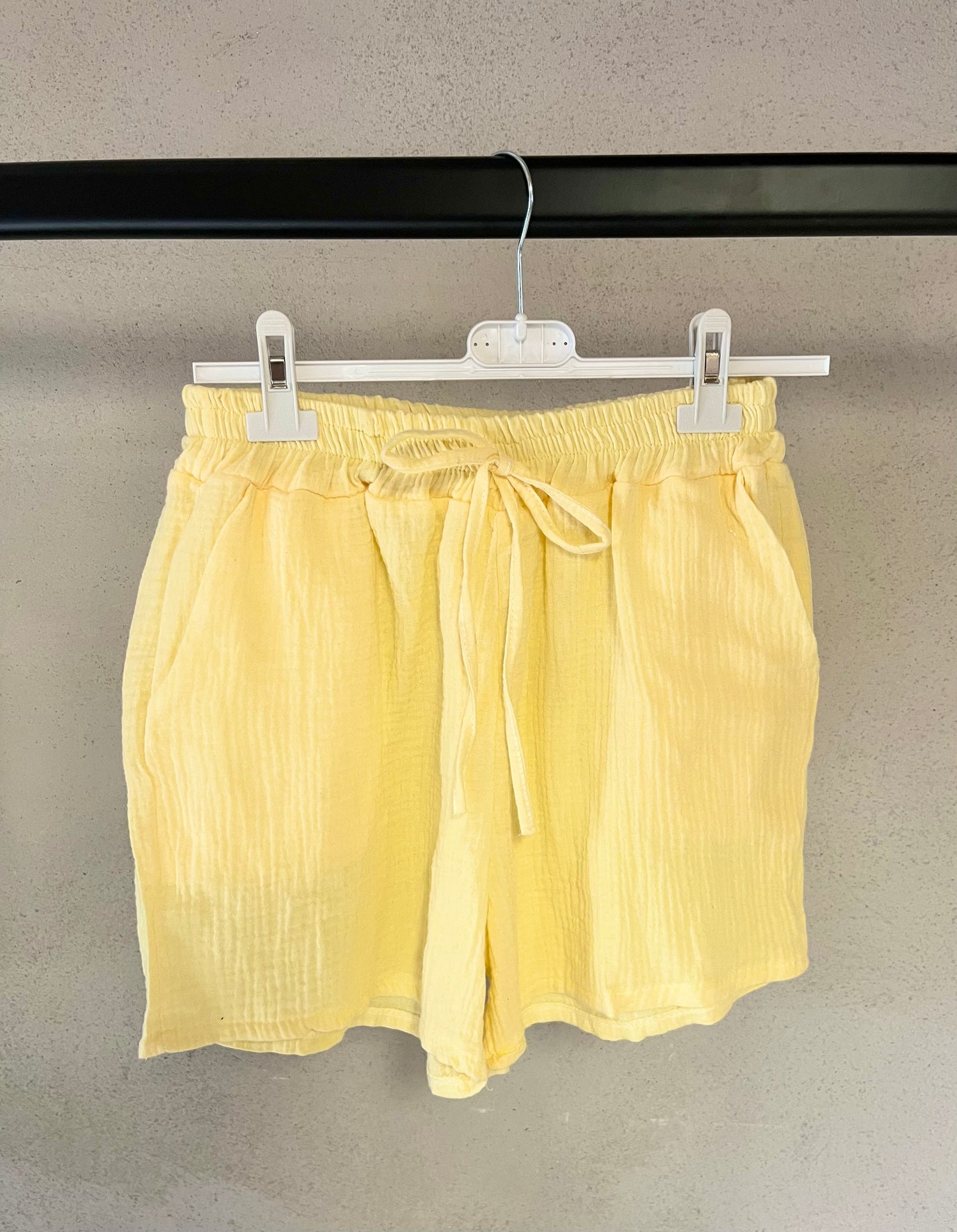 Kurze Musselin Hose in Gelb