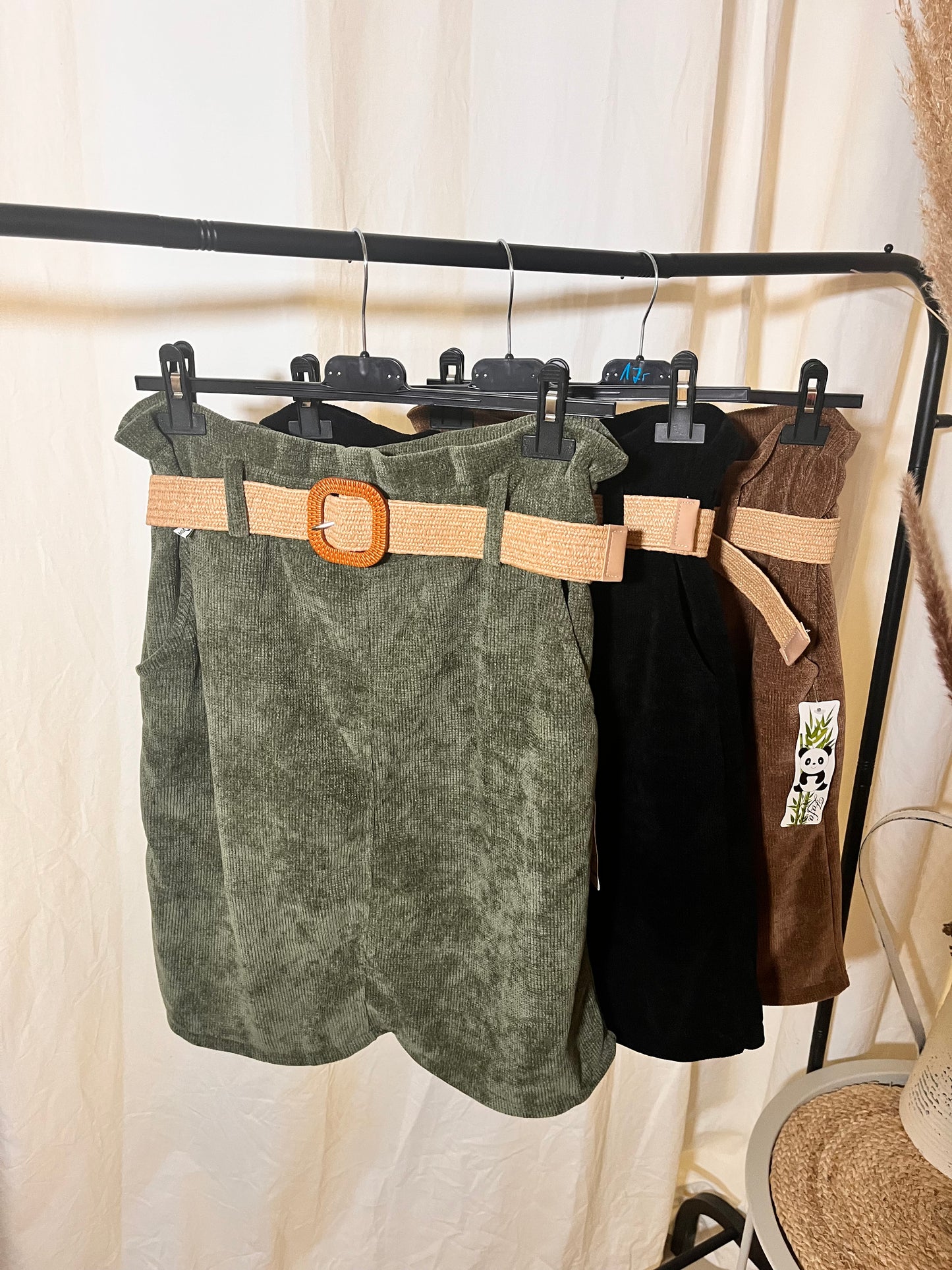 Kurzer Samtrock in Khaki