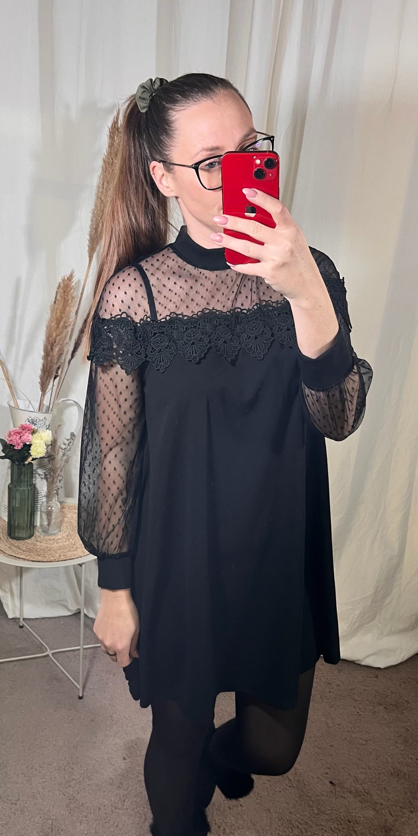 Kleid mit Spitze in Schwarz