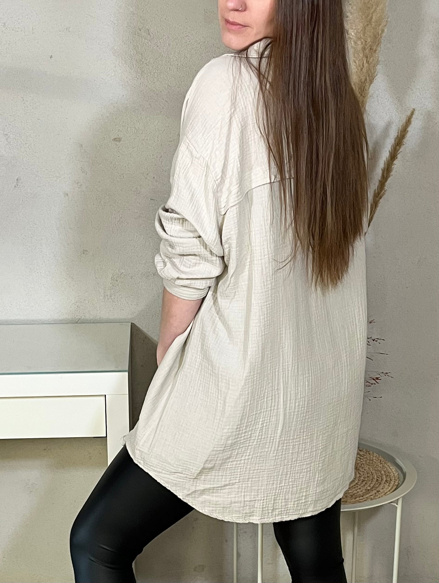 Lange Oversize Musselin Bluse in Beige