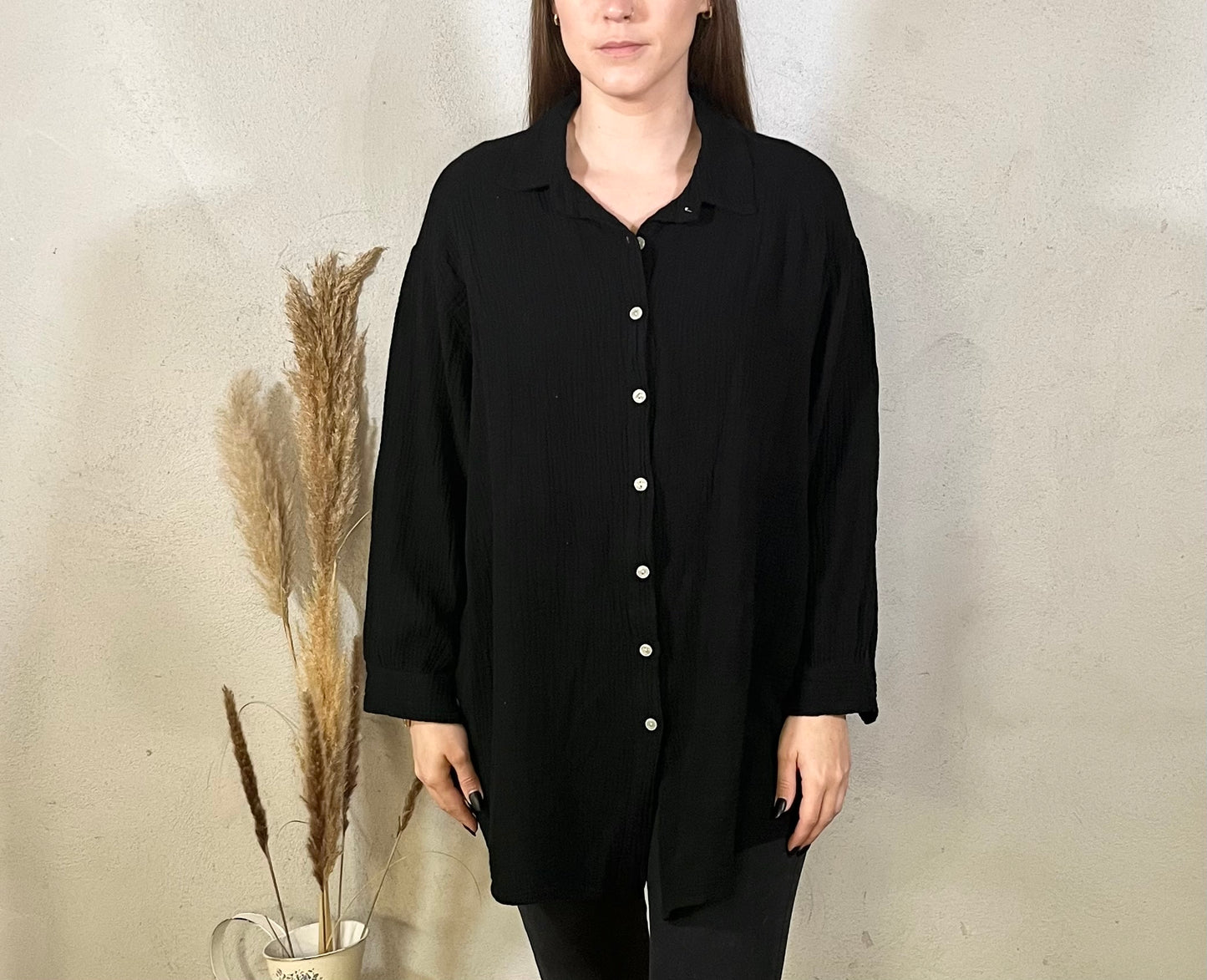 Lange Oversize Musselin Bluse in Schwarz