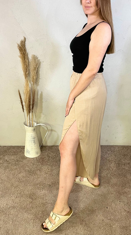 Lockere Hose in Kamel mit Schlitz an der Seite