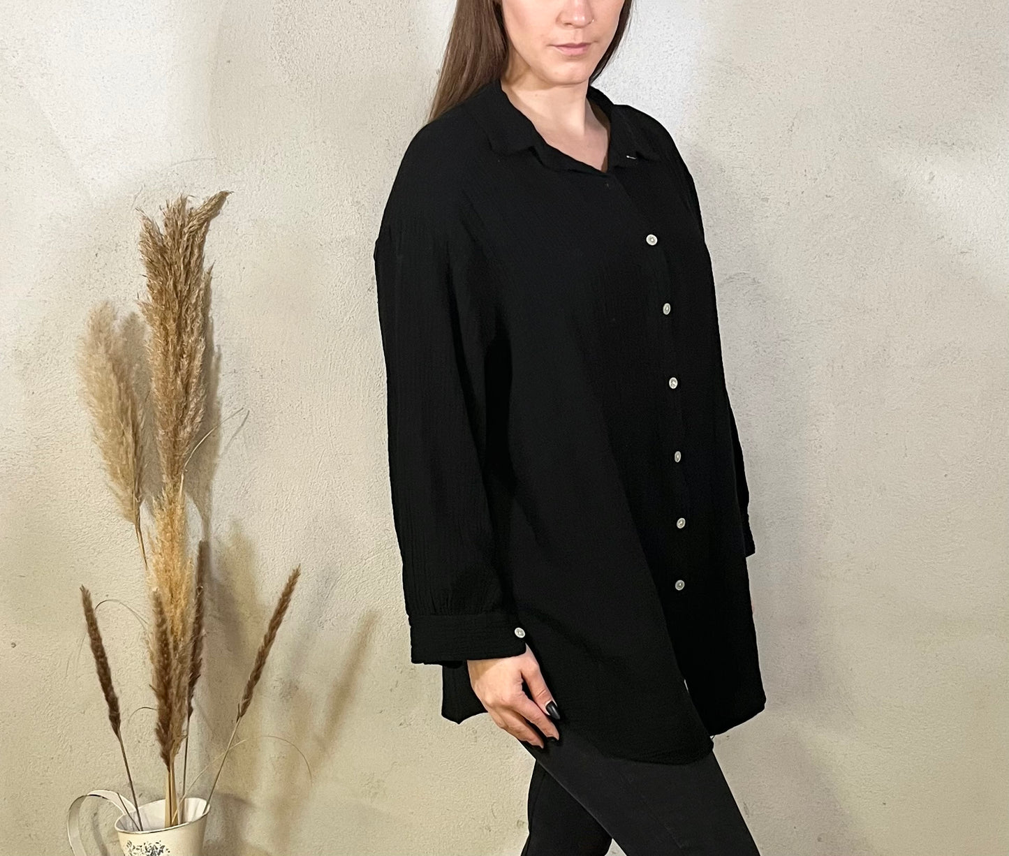 Lange Oversize Musselin Bluse in Schwarz