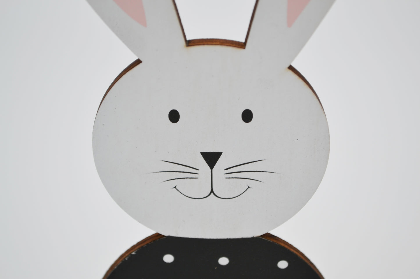 Hase aus Holz mit punkte