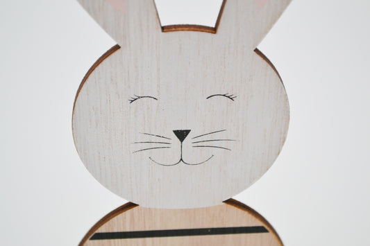 Hase aus Holz mit Streifen