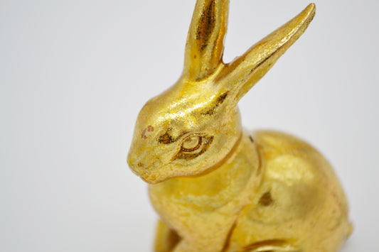 Lapin en poly doré, assis