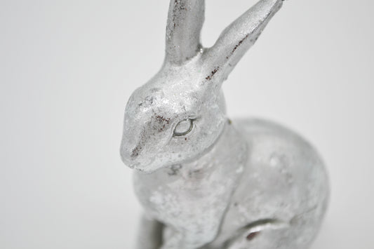 Hase aus Poly in Silber, sitzend