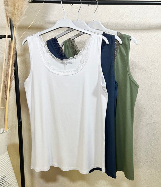 Curvy Top mit Spitze