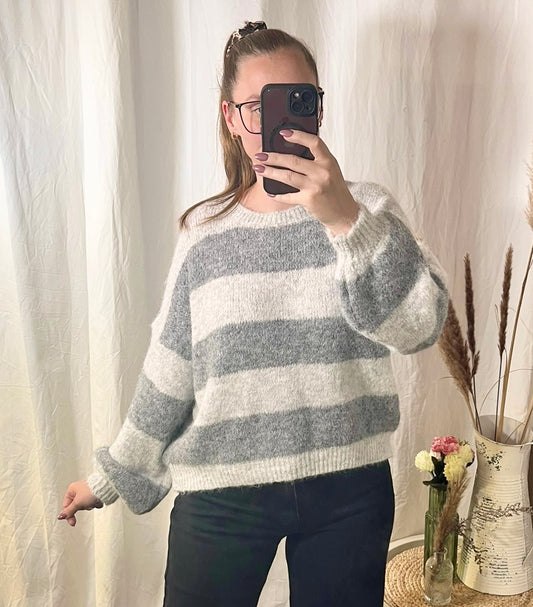 Oversize Pullover mit Streifen in Grau