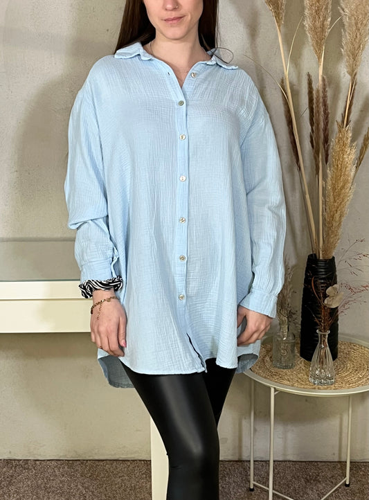 Lange Oversize Musselin Bluse in Blau