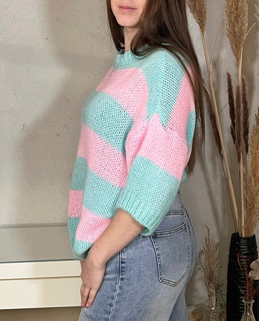 Kurzer Oversize Pullover in Rosa/Blau
