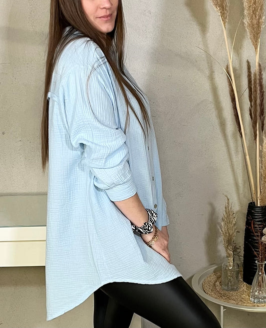Lange Oversize Musselin Bluse in Blau