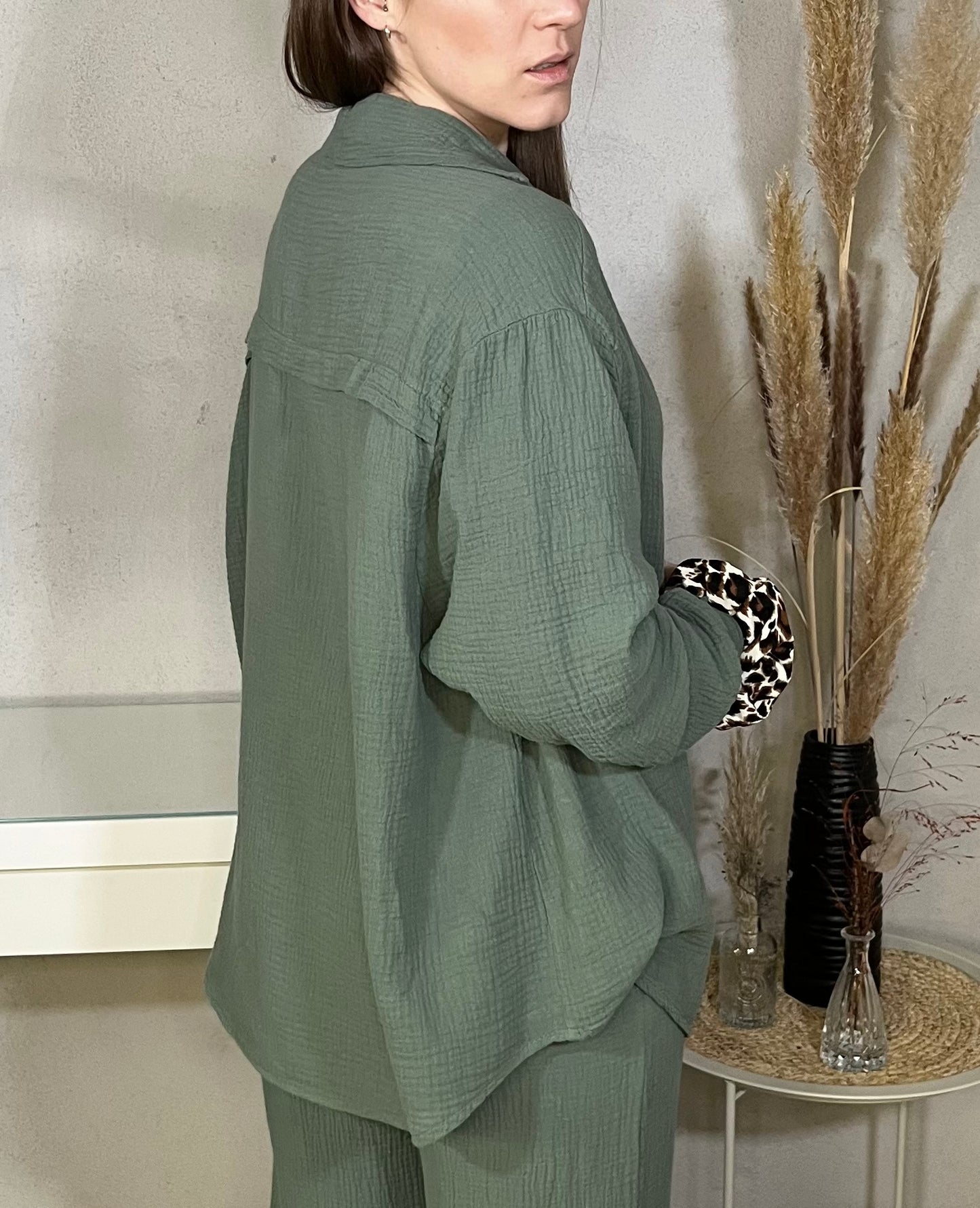 Kurze Oversize Musselin Bluse in Khaki