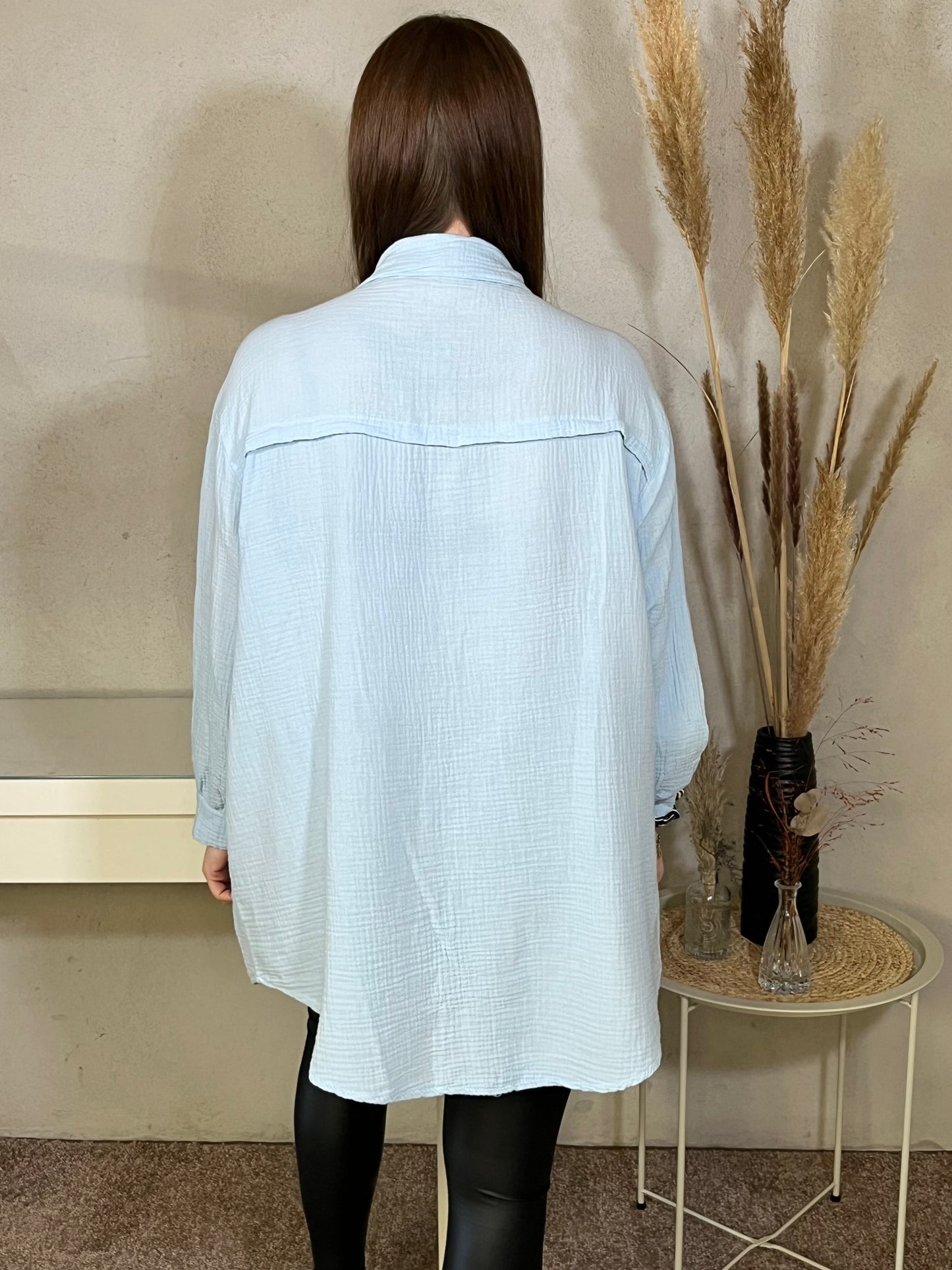 Lange Oversize Musselin Bluse in Blau