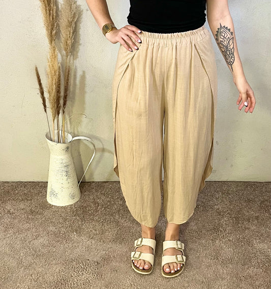 Lockere Hose in Kamel mit Schlitz an der Seite