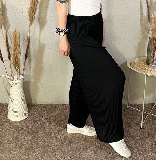 Leichte Plissee Hose in Schwarz