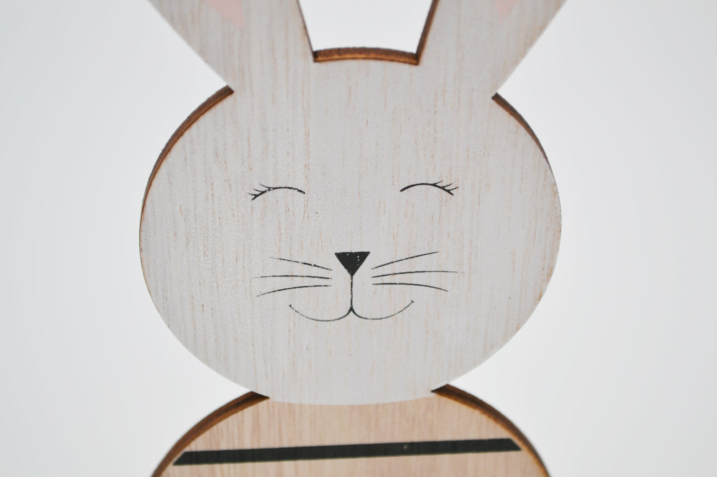 Lapin en bois à rayures