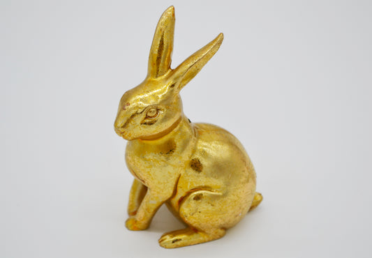 Lapin en poly doré, assis
