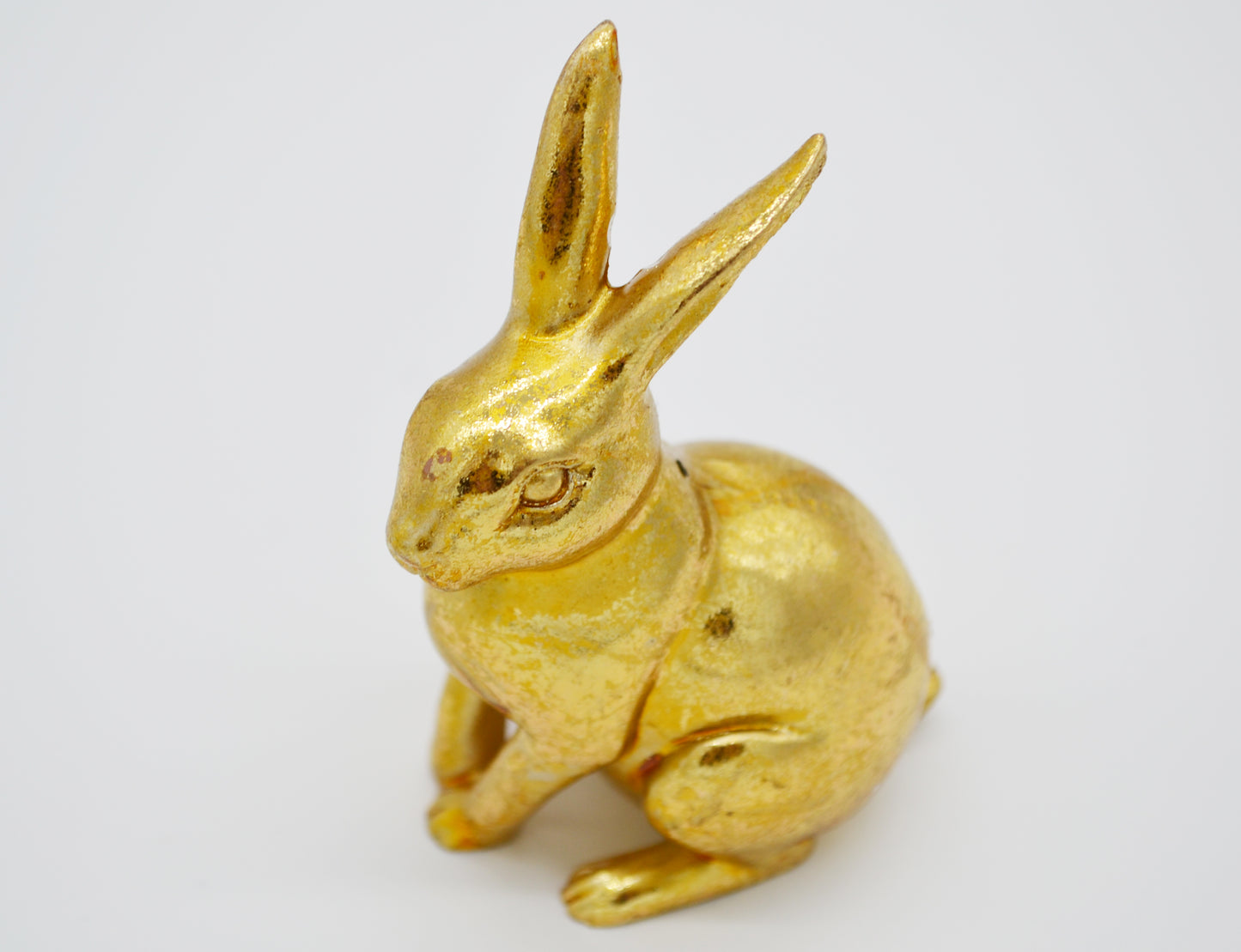 Lapin en poly doré, assis