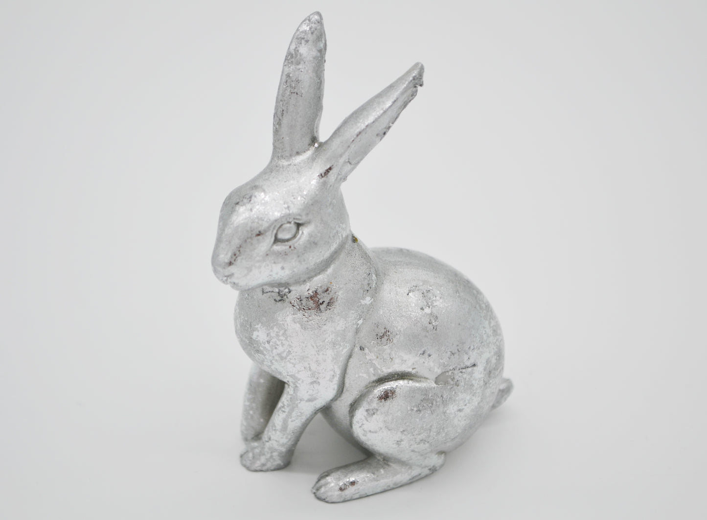 Lapin en poly en argent, assis 