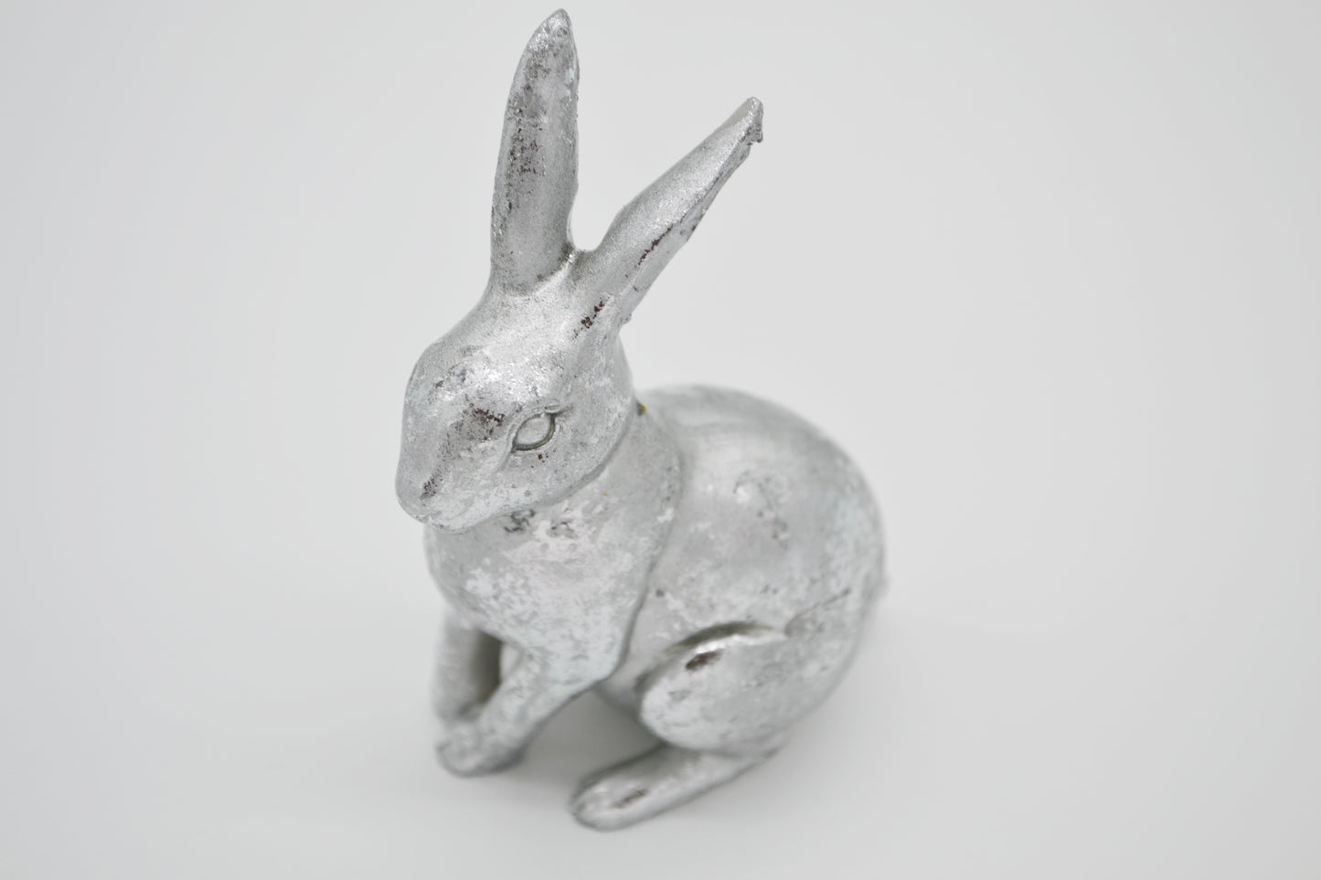 Lapin en poly en argent, assis 