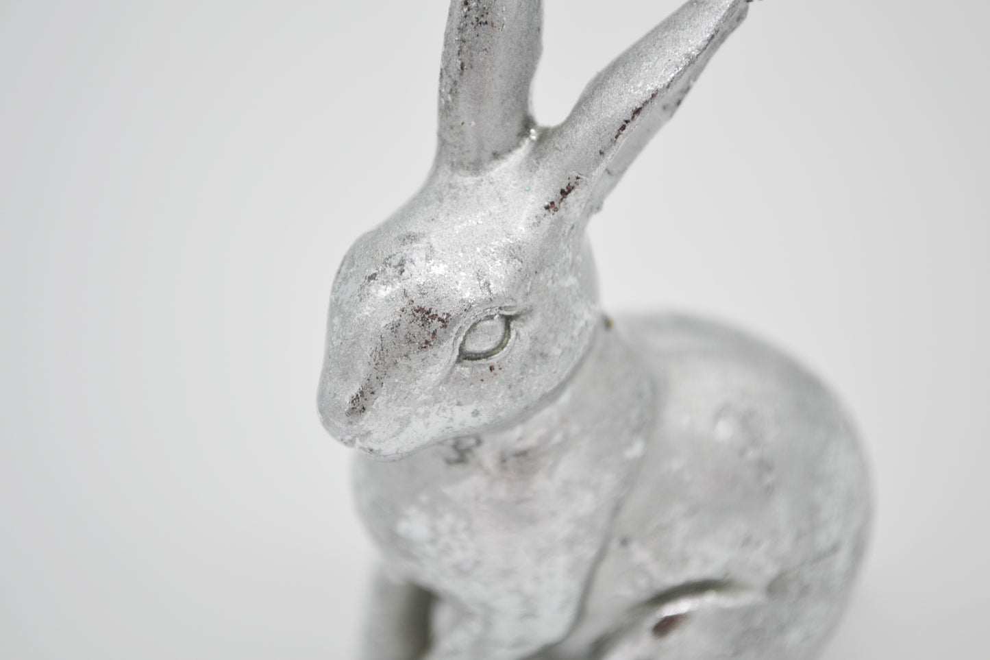Lapin en poly en argent, assis 