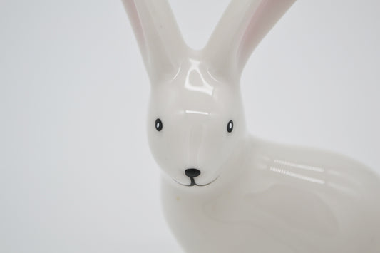 Lapin en porcelaine blanche