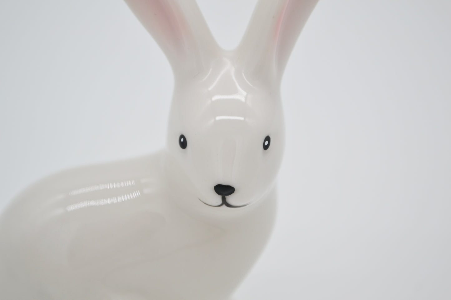 Lapin en porcelaine blanche