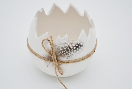 Oeuf en coquille à décor de plumes