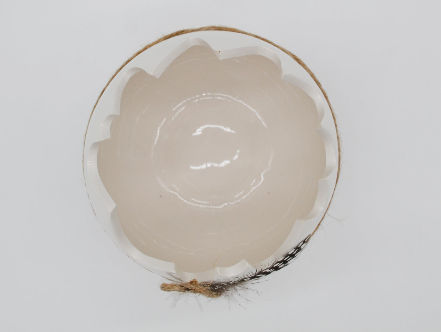 Oeuf en coquille à décor de plumes