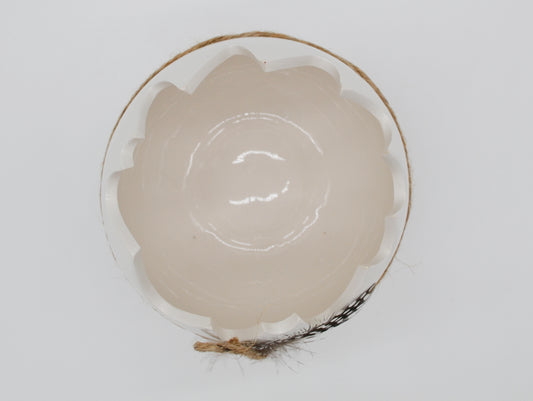 Oeuf en coquille à décor de plumes