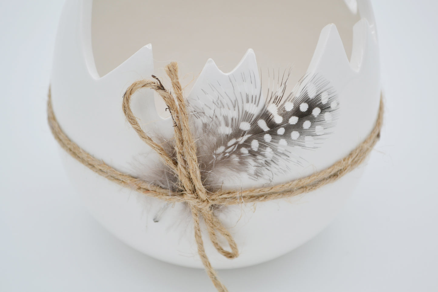 Oeuf en coquille à décor de plumes