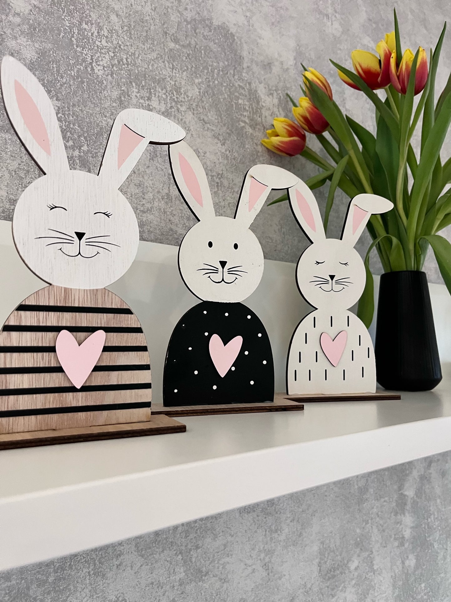 Lapin en bois à rayures
