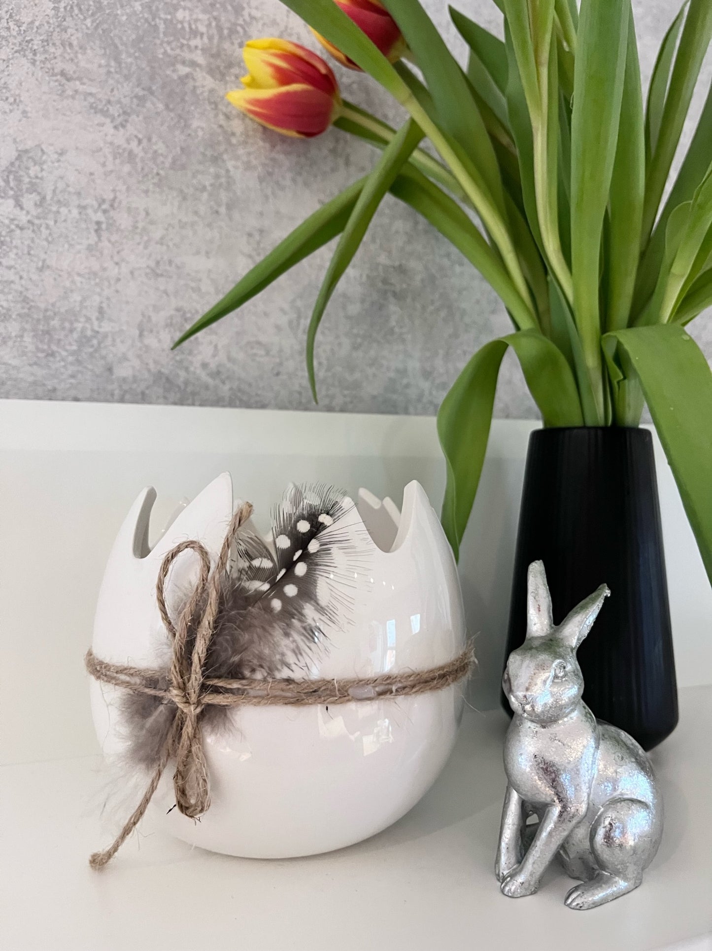 Oeuf en coquille à décor de plumes
